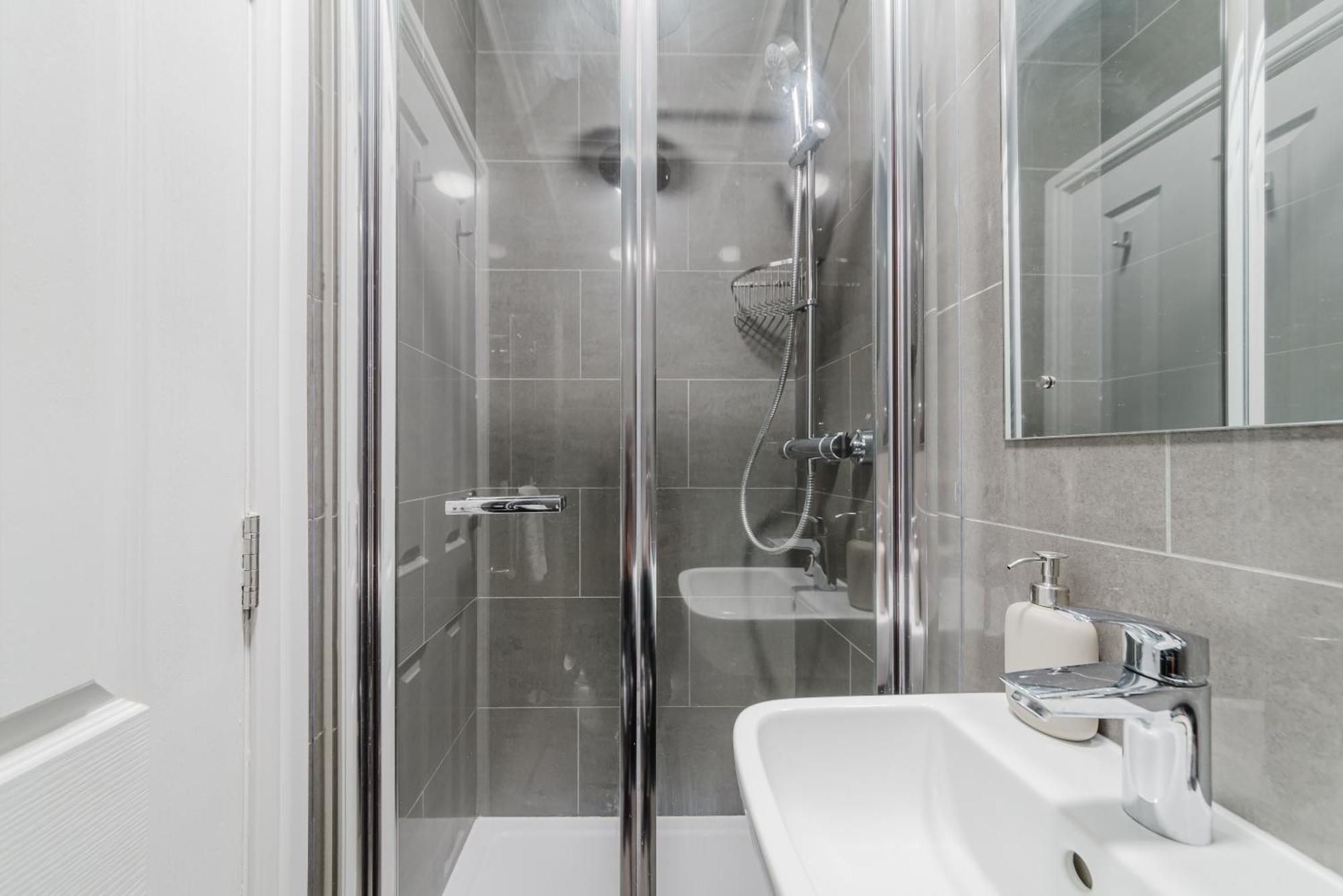런던 Modern Cosy Corner Flat 3 Bed And Loft Sleep 7 People 아파트 외부 사진