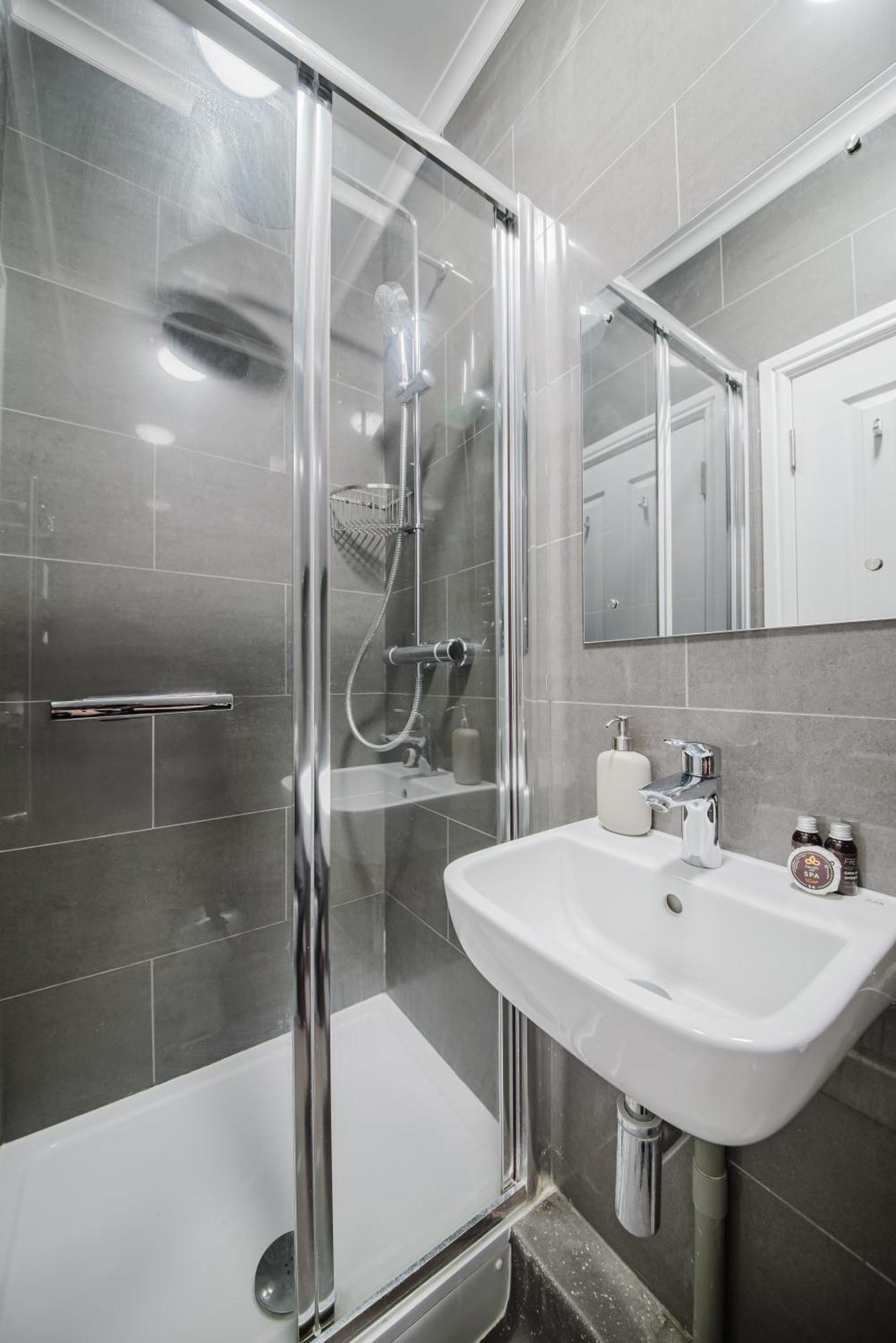 런던 Modern Cosy Corner Flat 3 Bed And Loft Sleep 7 People 아파트 외부 사진